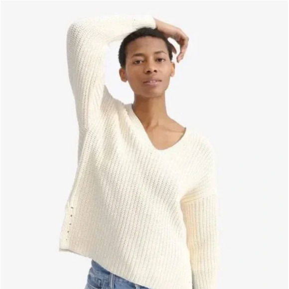 EVERLANE Ribbed V-Neck Cropped Pullover Sweater L/S in Solid Cream - Picture 3 of 10